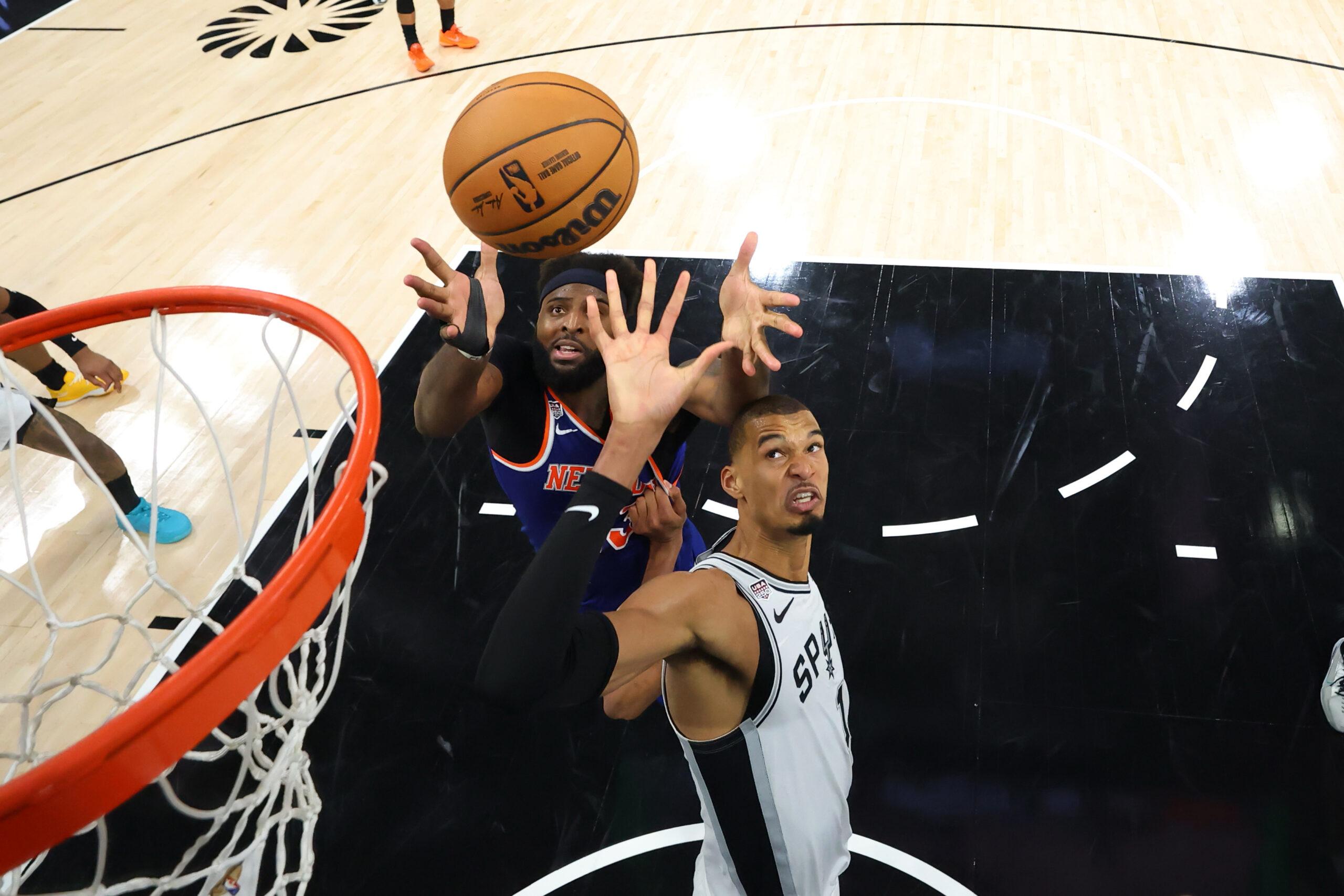 Mitchell Robinson playing for the Knicks near the basket