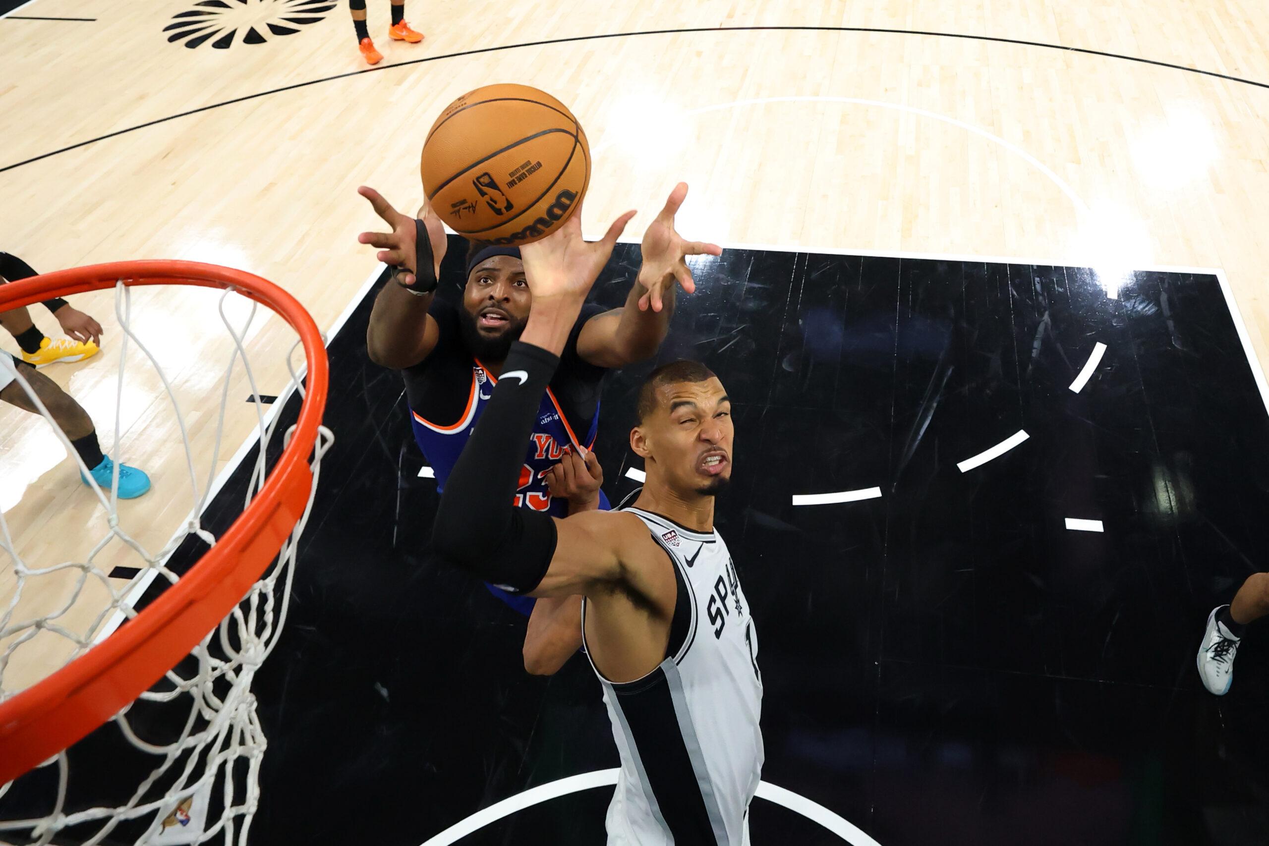Mitchell Robinson playing for the Knicks near the basket