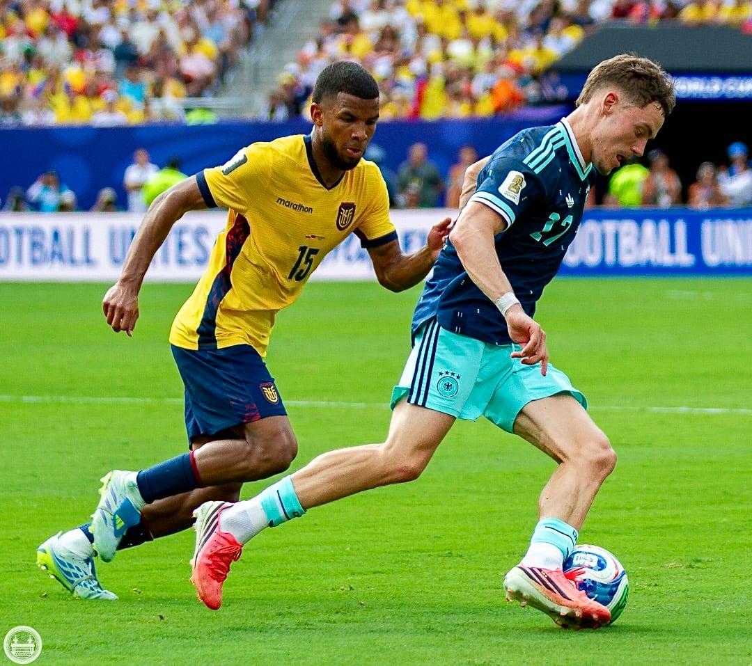 Pedro Vite marking Joshua Kimmich during Ecuador vs Germany