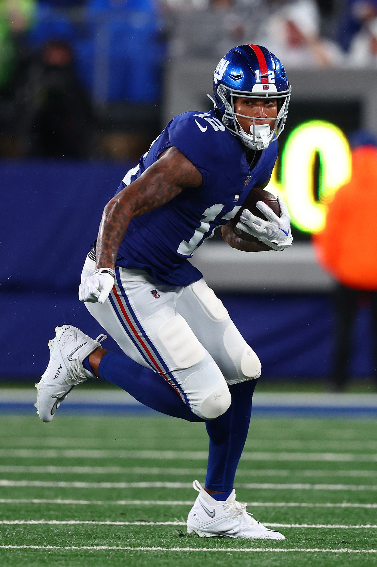 New York Giants tight end Darren Waller (12) runs with the ball against the Dallas Cowboys during the first half at MetLife Stadium