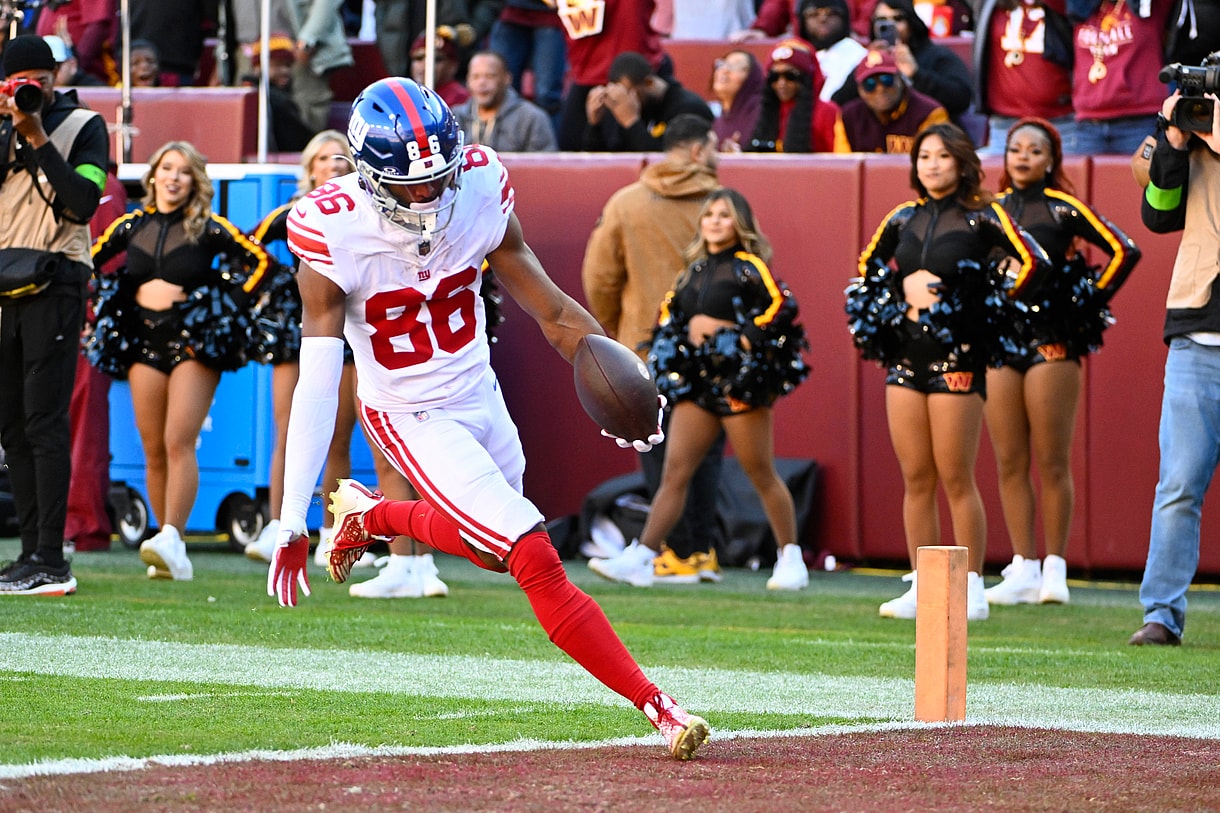 New York Giants wide receiver Darius Slayton (86) scores a touchdown against the Washington Commanders during the first half at FedExField
