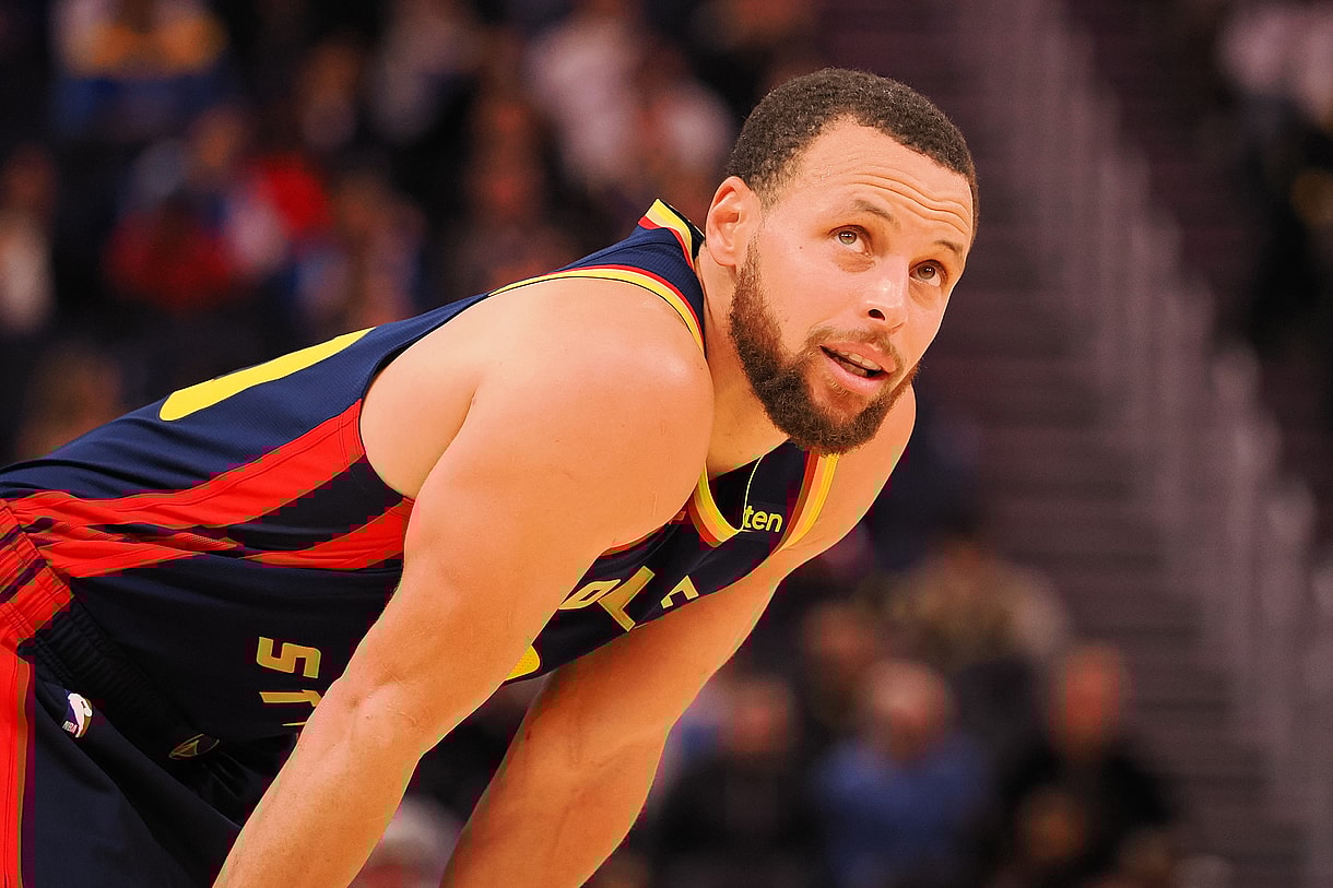 Jan 23, 2025; San Francisco, California, USA; Golden State Warriors guard Stephen Curry (30) between plays against the Chicago Bulls during the fourth quarter at Chase Center. Mandatory Credit: Kelley L Cox-Imagn Images