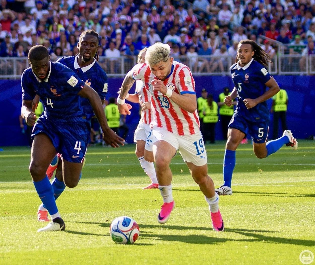 Julio Enciso attacking for Paraguay against France