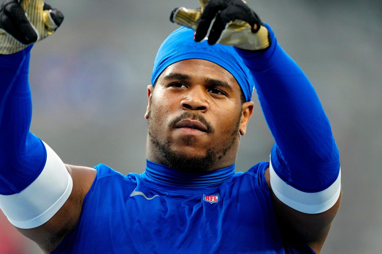 New York Giants linebacker Abdul Carter (51)l recognizes fans as he pauses during pregame practice, Thursday, August 21, 2025, in East Rutherford.