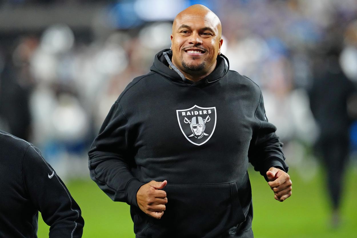 Antonio Pierce, giants, NFL: Los Angeles Chargers at Las Vegas Raiders