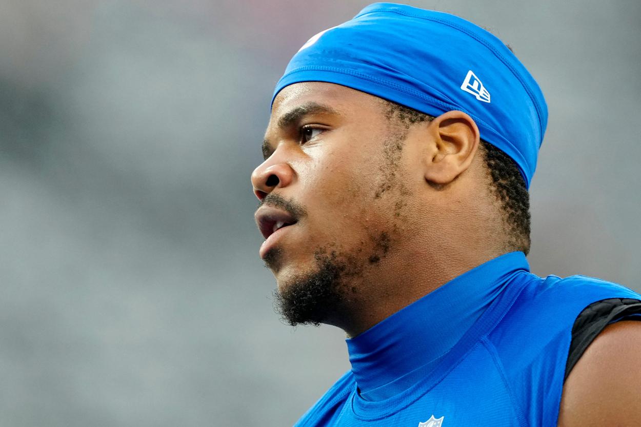 Abdul Carter warming up during Giants practice