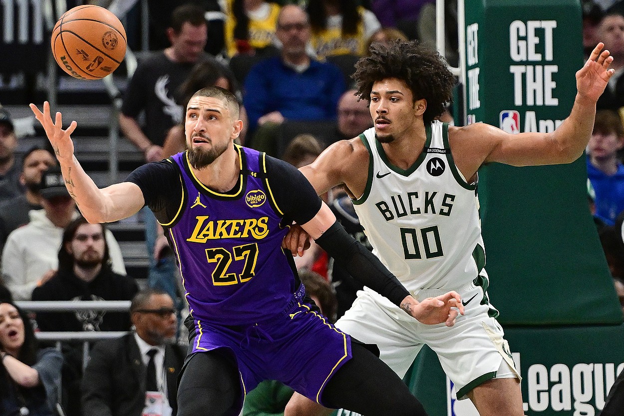 knicks, Alex Len, NBA: Los Angeles Lakers at Milwaukee Bucks