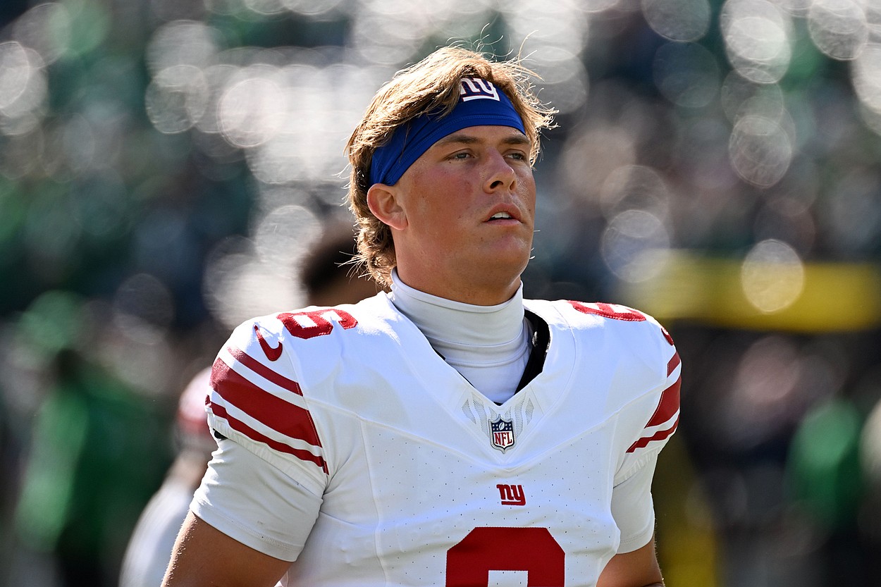 jaxson dart, NFL: New York Giants at Philadelphia Eagles