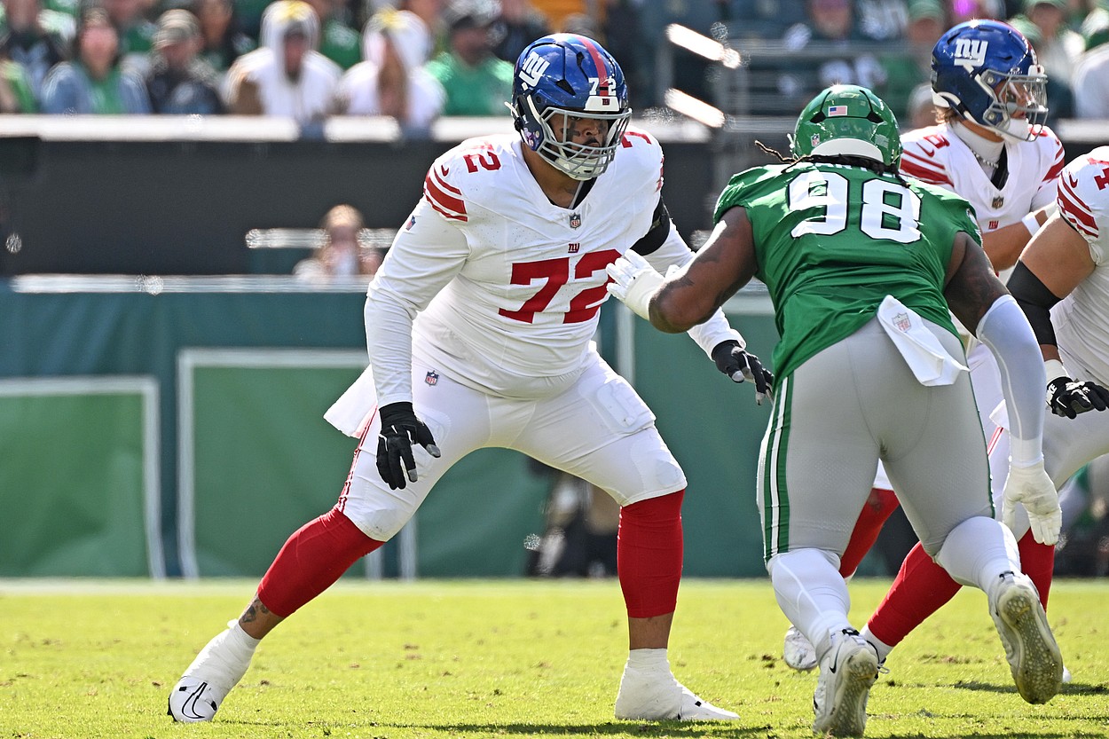 Jermaine Eluemunor, NFL: New York Giants at Philadelphia Eagles