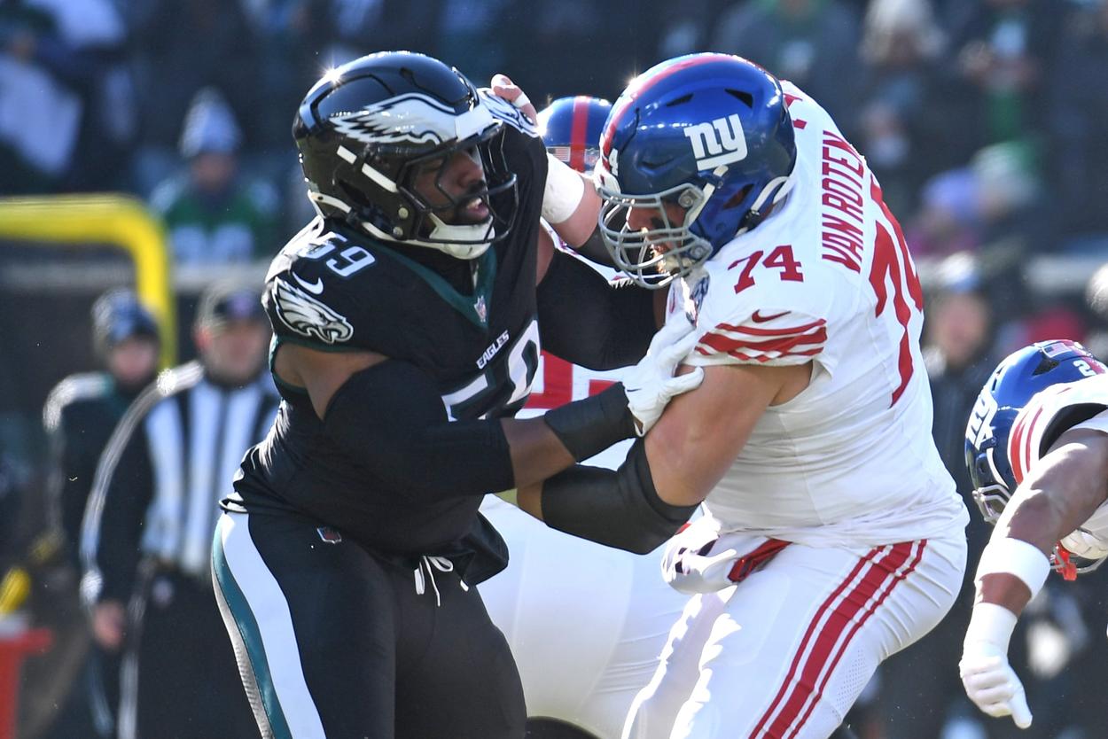 The Giants defensive front lines up before a snap