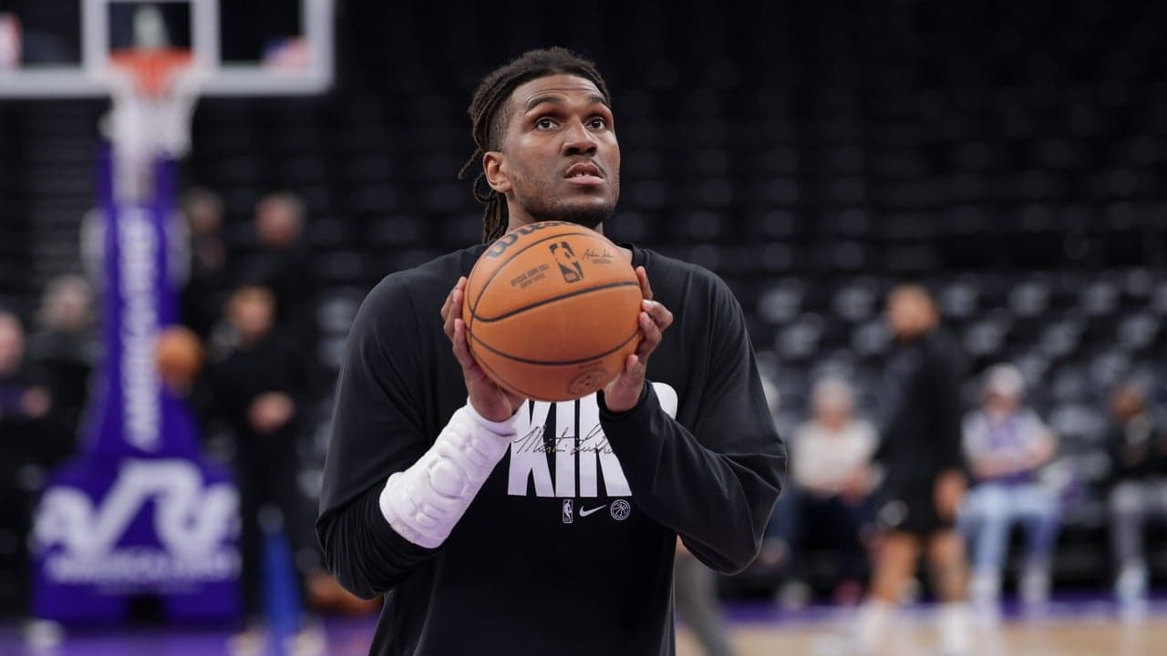 Kevon Looney warming up before a game as a Knicks target