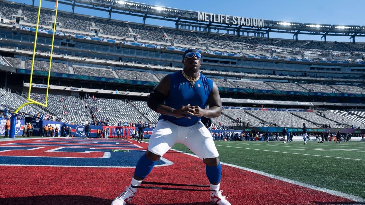 Jermaine Eluemunor warming up at MetLife Stadium for the Giants