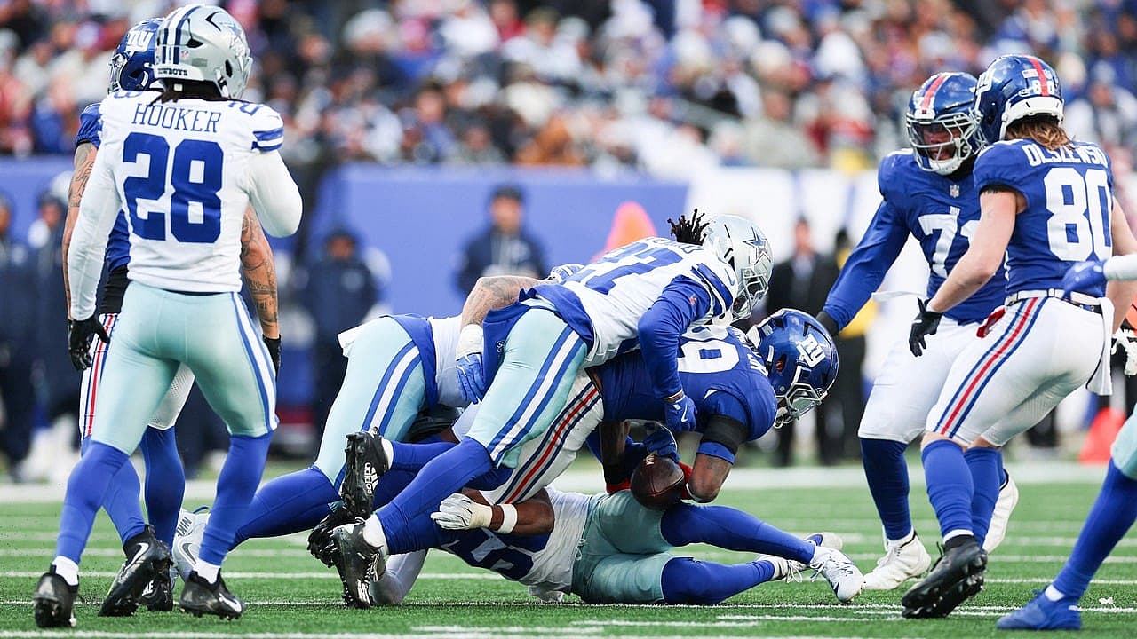 Tyrone Tracy Jr. carries the ball during a Giants game