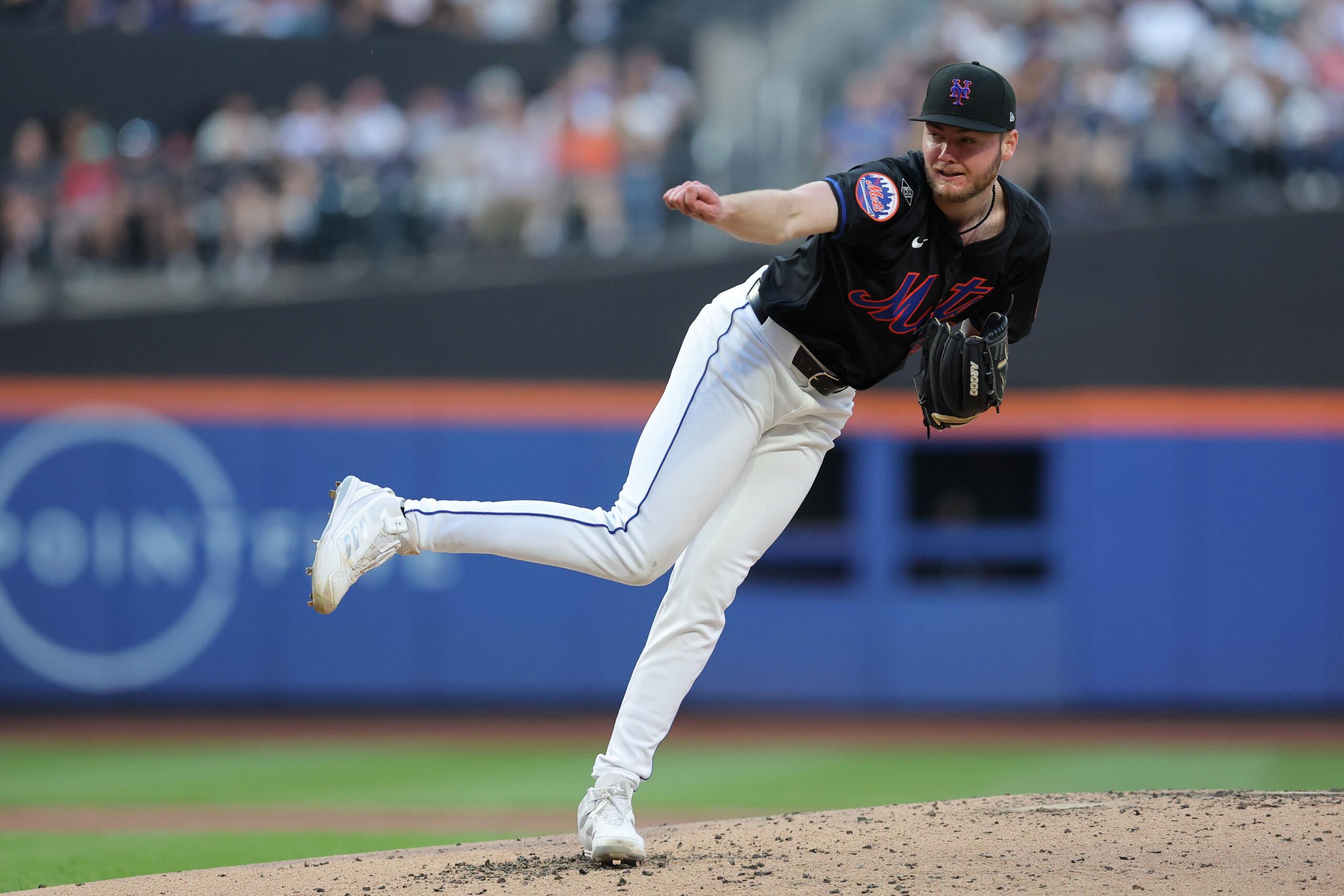 Christian Scott pitching for the New York Mets against the San Francisco Giants