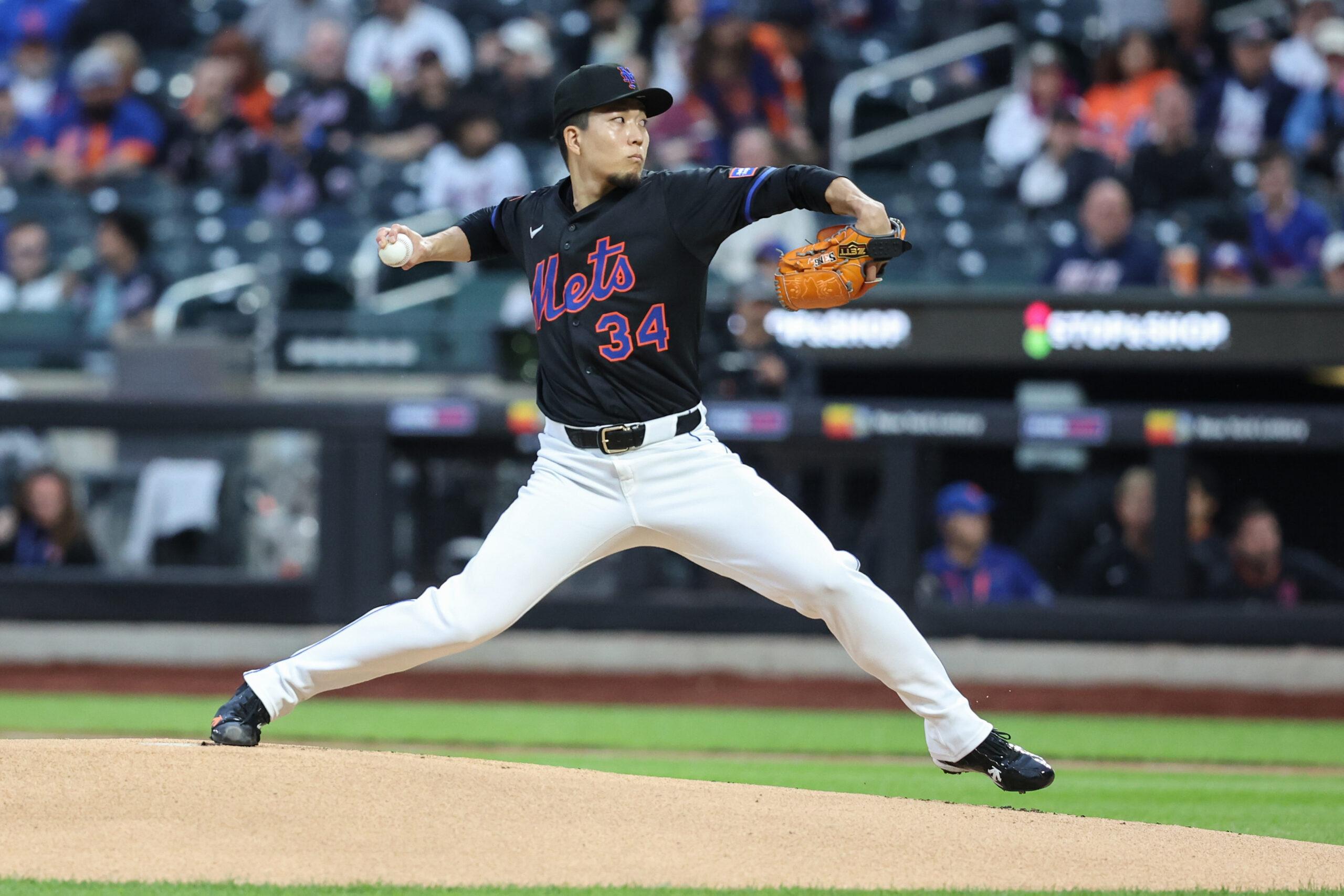 Kodai Senga pitching for the New York Mets against the Pittsburgh Pirates