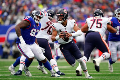 Chicago Bears quarterback Justin Fields (1) scrambles against the New York Giants in the second half. The Giants defeat the Bears, 20-12, at MetLife Stadium on Sunday, Oct. 2, 2022, in East Rutherford.