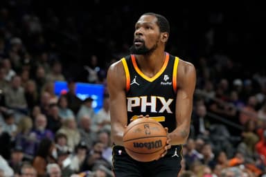 Phoenix Suns forward Kevin Durant (35) shoots a technical foul against the New York Knicks in the first half at Footprint Center