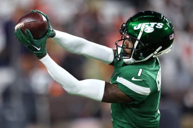 New York Jets cornerback Sauce Gardner (1) warms up before the game against the Cleveland Browns at Cleveland Browns Stadium
