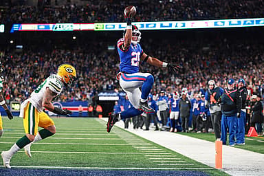 New York Giants running back Saquon Barkley (26) scores a touch down during the second quarter against the Green Bay Packers at MetLife Stadium