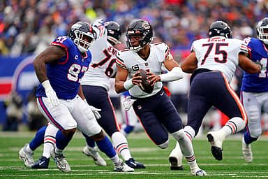 Chicago Bears quarterback Justin Fields (1) scrambles against the New York Giants in the second half. The Giants defeat the Bears, 20-12, at MetLife Stadium on Sunday, Oct. 2, 2022, in East Rutherford.