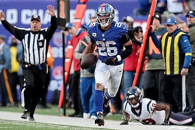 New York Giants running back Saquon Barkley (26) reacts after running the ball against Houston Texans linebacker Christian Kirksey (58) during the fourth quarter at MetLife Stadium