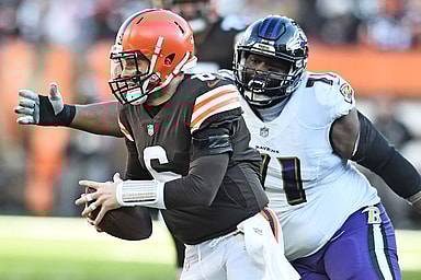 Ravens DT Justin Ellis (71) pressuring Browns QB Baker Mayfield.