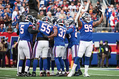 New York Giants defensive end Leonard Williams (99) gestures to the crowd before a fourth down during the fourth quarter against the Washington Commanders at MetLife Stadium