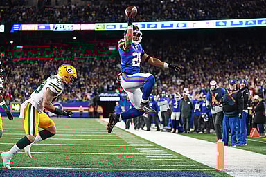 New York Giants running back Saquon Barkley (26) scores a touch down during the second quarter against the Green Bay Packers at MetLife Stadium