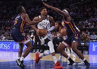 nba: milwaukee bucks at new york knicks, giannis antetokounmpo
