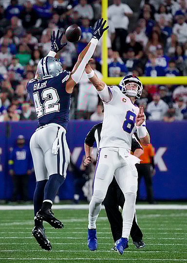 New York Giants quarterback Daniel Jones (8) throws over Dallas Cowboys linebacker Anthony Barr