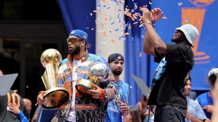 Ariel Hukporti celebrating with the Knicks after the parade