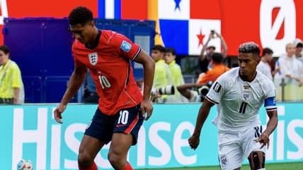 Jude Bellingham carrying the ball for England against Panama