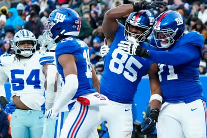 Marcus Mbow celebrates with Giants teammates during a game
