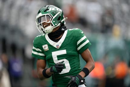 Garrett Wilson warms up before a Jets game at MetLife Stadium