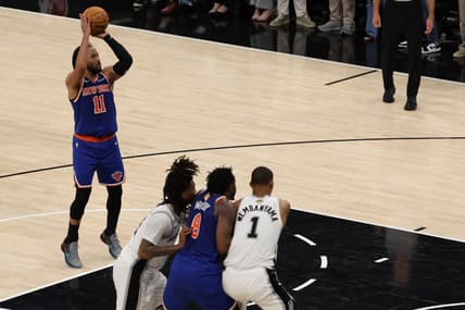 Jalen Brunson shoots the go-ahead free throw for the Knicks against the Spurs in Game 2