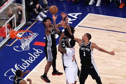 Mitchell Robinson playing for the Knicks near the basket