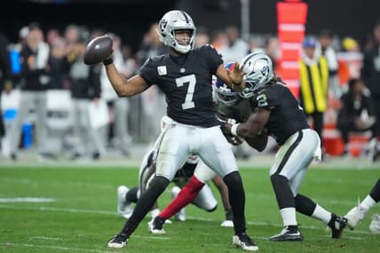 Geno Smith throws a pass during a Raiders game against the Giants