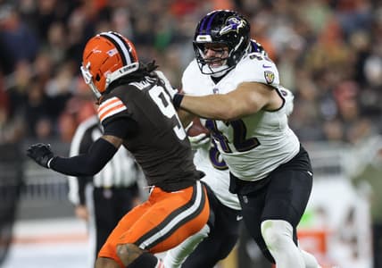 Patrick Ricard blocks a defender during a Ravens game