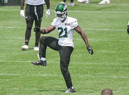 Jun 11, 2025; Florham Park, NY, USA; New York Jets cornerback Brandon Stephens (21) warms up during minicamp at Atlantic Health Jets Training Center. Mandatory Credit: John Jones-Imagn Images