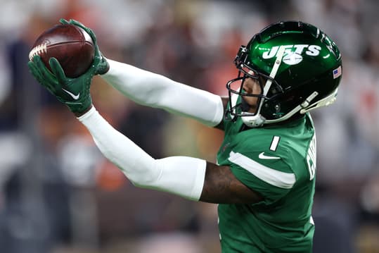 New York Jets cornerback Sauce Gardner (1) warms up before the game against the Cleveland Browns at Cleveland Browns Stadium