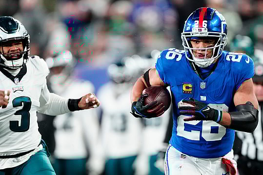 New York Giants running back Saquon Barkley (26) heads to the goal line in the second quarter past Philadelphia Eagles linebacker Nolan Smith