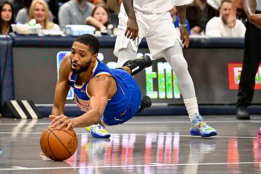 Nov 27, 2024; Dallas, Texas, USA; New York Knicks forward Mikal Bridges (25) dives for the ball during the first quarter against the Dallas Mavericks at the American Airlines Center. Mandatory Credit: Jerome Miron-Imagn Images
