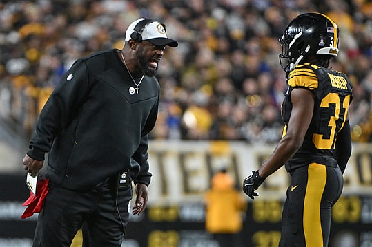 Oct 28, 2024; Pittsburgh, Pennsylvania, USA; Pittsburgh Steelers head coach Mike Tomlin talks with cornerback Beanie Bishop Jr. (31) during the second quarter against the New York Giants at Acrisure Stadium. Mandatory Credit: Barry Reeger-Imagn Images