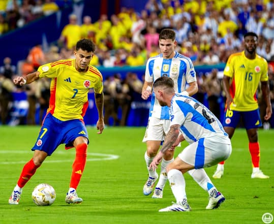 Luis Diaz was marked closely in midfield | Credit : Juan Carlos Rubiano