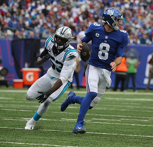 Brian Burns of Carolina chases Giants quarterback Daniel Jones in the second half as the Carolina Panthers faced the New York Giants at MetLife Stadium in East Rutherford, NJ on October 24, 2021.  The Carolina Panthers Faced The New York Giants At Metlife Stadium In East Rutherford Nj On October 24 2021 Credit:Chris Pedota, NorthJersey.com / USA TODAY NETWORK