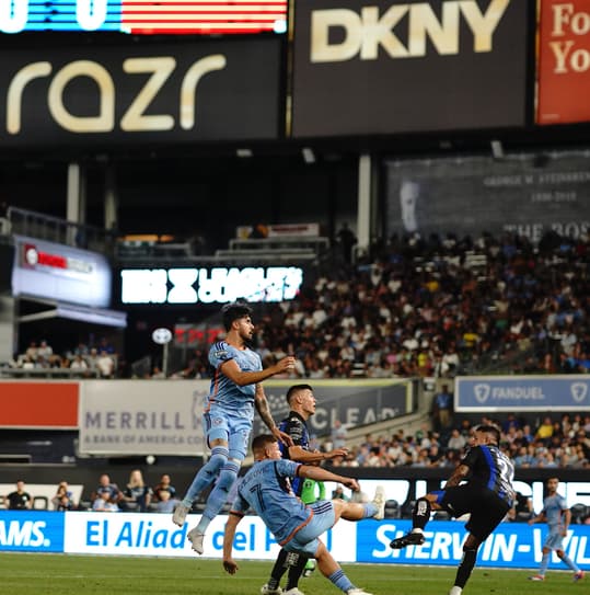 Thiago Martins clears the danger | Credit : Melinda Morales
