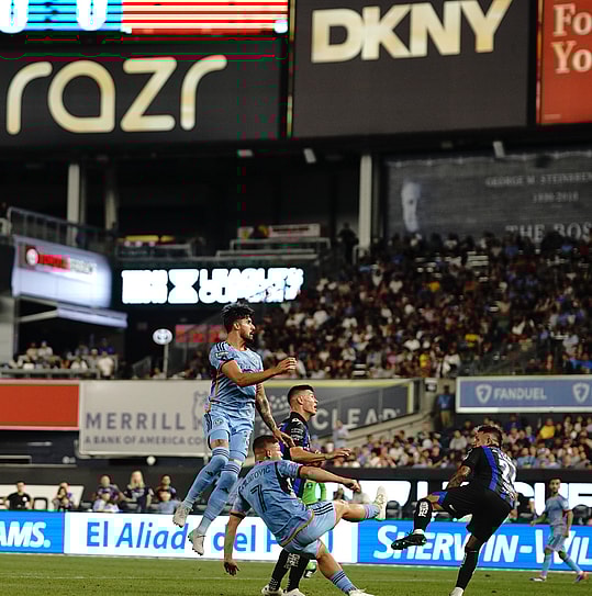 Thiago Martins clears the danger | Credit : Melinda Morales
