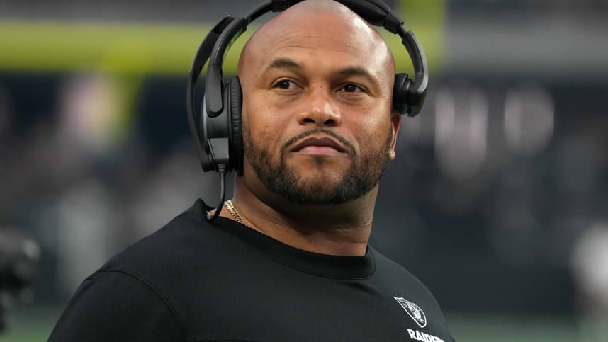 Las Vegas Raiders linebackers coach Antonio Pierce (Giants)