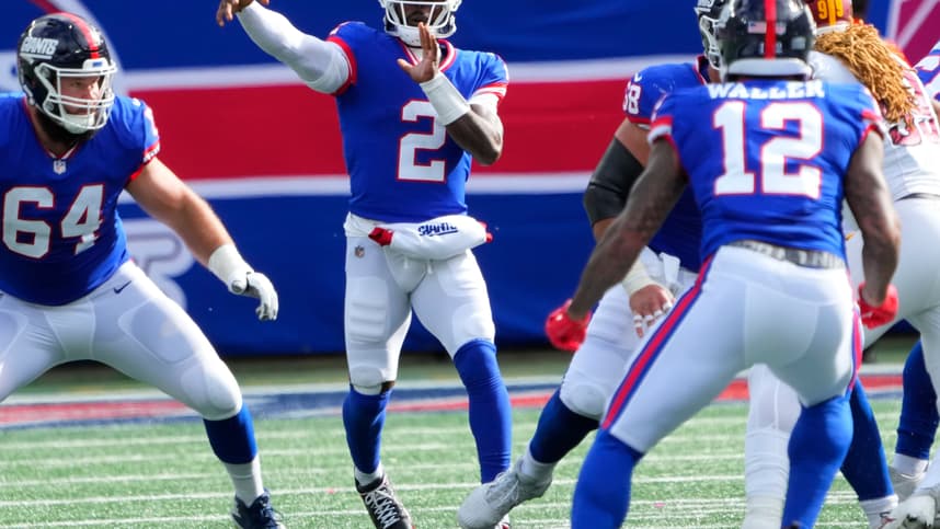 New York Giants quarterback Tyrod Taylor (2) throws complete to tight end Darren Waller (12) against the Commanders at MetLife Stadium