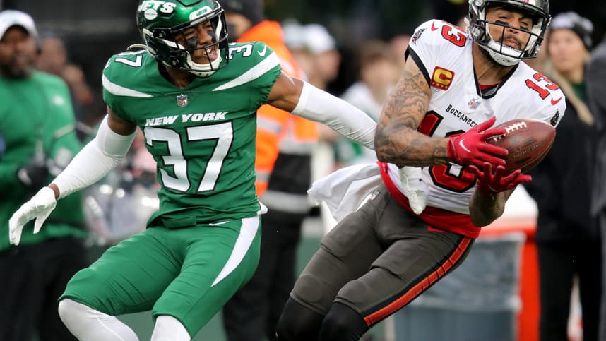 Mike Evans, of the Tampa Bay Bucaneers, was unable to hold onto this fourth quarter pass, as Bryce Hall, of the New York Jets